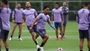 Ainda com mistério sobre esquema, Botafogo tem ausência de zagueiro em parte do treino
