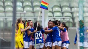 Por que é ‘mais fácil’ para mulheres ‘saírem do armário’ no futebol?