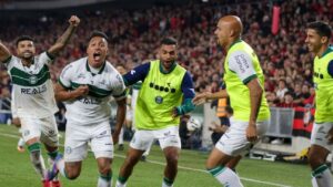 Com golaço, Coritiba bate o Athletico e assume a liderança da Série B