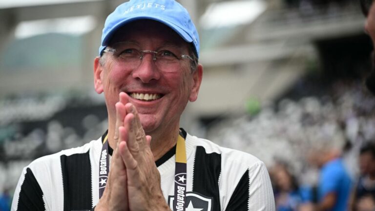 Com Botafogo sem técnico, antigo alvo de Textor cita clube com mensagem