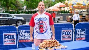 Quem é o multicampeão que rouba a cena durante o Mundial ‘devorando’ hot dogs