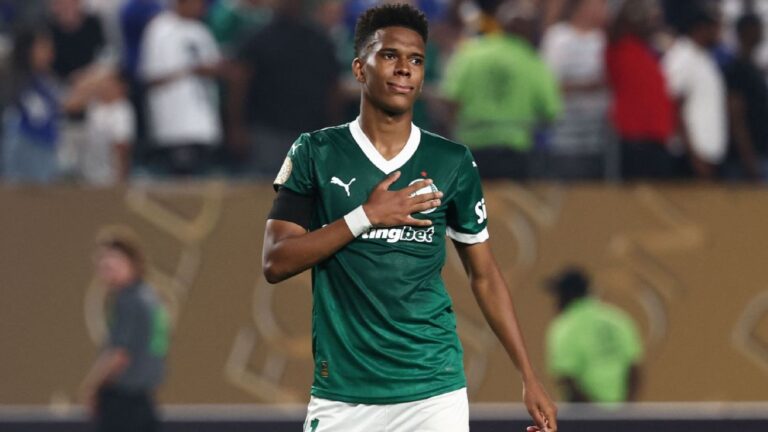 Estêvão se emociona em despedida do Palmeiras e lamenta: ‘Coração quebrado’
