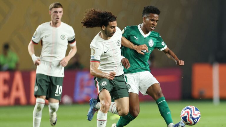 ‘Odiado’ no Mundial, Cucurella corta cabelo com brasileiro antes Fluminense x Chelsea