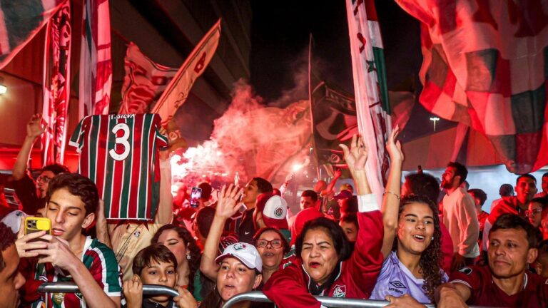 Fluminense desembarca com direito à ‘AeroFlu’ da torcida após 4º lugar no Mundial
