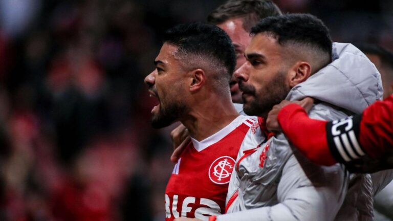 Internacional ‘se salva’ com golaço nos acréscimos, bate Vitória e deixa o Z-4