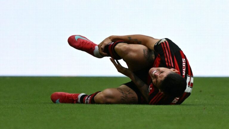 Corte de 8cm e exposição óssea: Flamengo atualiza sobre lesão de Ayrton Lucas