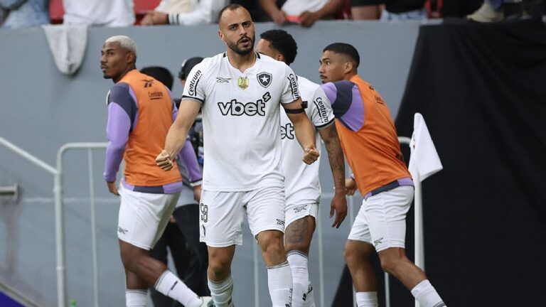 Botafogo vence Vasco sob olhares de Davide Ancelotti
