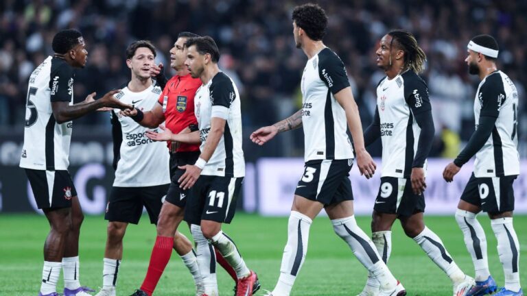 Corinthians: Cacá responde se Memphis pediu desculpas e comenta salários atrasados